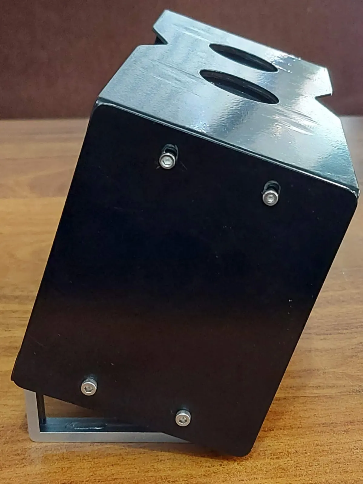 Side view of the Cheiroscope on its zinc plated steel base