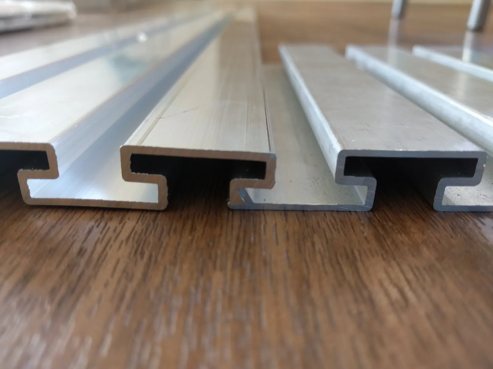 Slotted aluminium extrusion profiles for a wall storage system